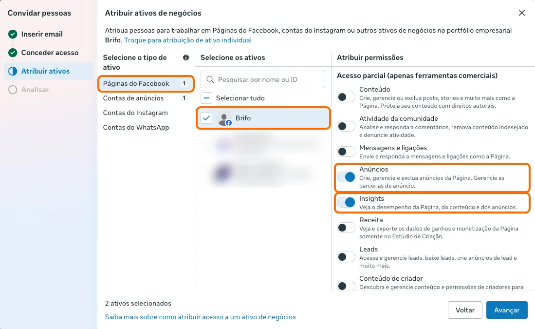 Etapa Atribuir ativos com Páginas do Facebook selecionado, a página marcada e as permissões Anúncios e Insights ligadas